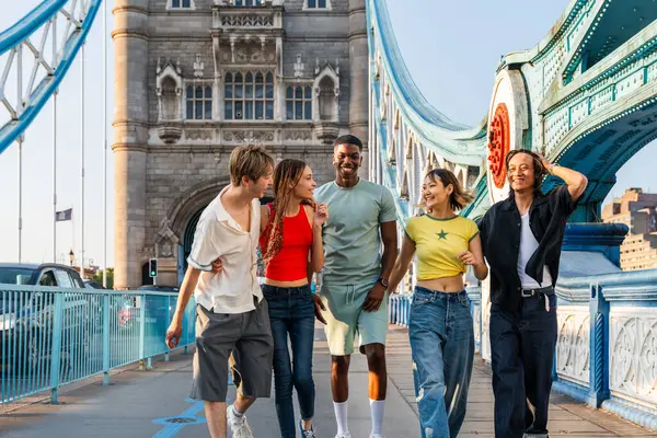 Grupo Multirracial Jovens Amigos Felizes Unindo Cidade Londres Reunião Estudantes — Fotografia de Stock