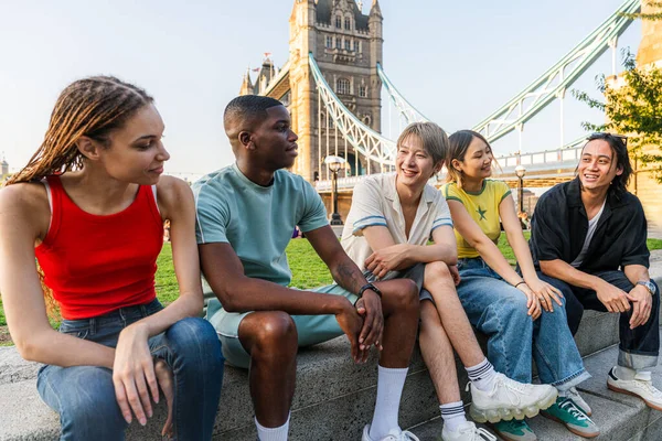 多个种族的快乐的年轻朋友聚集在伦敦 多种族的青少年学生在伦敦塔桥地区聚会和玩乐 关于青少年生活方式 旅游和旅游的概念 — 图库照片