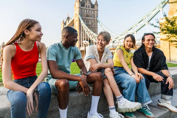 Multiracial Grupp Glada Unga Vänner Bindning London Stad Multietniska Tonåringar — Stockfoto