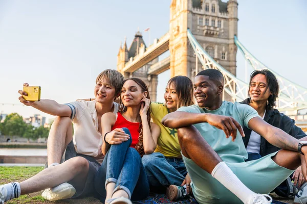 Multiracial Group Happy Young Friends Bonding London City Multiethnic Teens — Stock fotografie