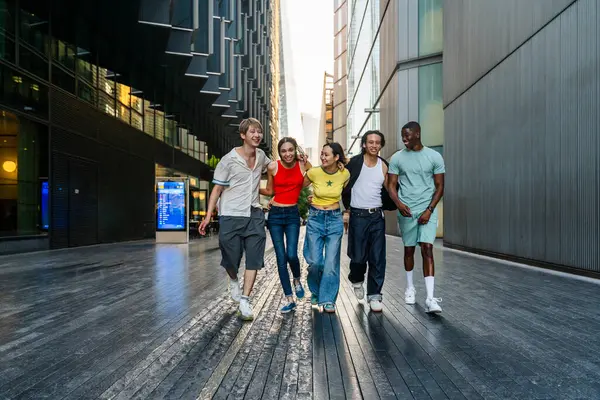 Grupo Multirracial Jóvenes Amigos Felices Que Unen Ciudad Londres Estudiantes —  Fotos de Stock