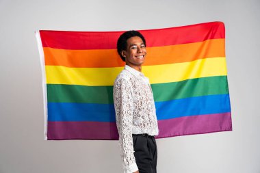 Akışkan cinsiyet Latin Latin asıllı adam stüdyoda şık kıyafetler, LGBTQ konseptleri, cinsiyetsiz ve çeşitlilikle poz veriyor.