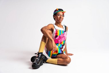 Akışkan cinsiyet Latin Latin asıllı adam stüdyoda şık kıyafetler, LGBTQ konseptleri, cinsiyetsiz ve çeşitlilikle poz veriyor.