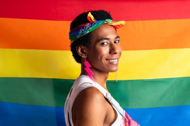 Akışkan cinsiyet Latin Latin asıllı adam stüdyoda şık kıyafetler, LGBTQ konseptleri, cinsiyetsiz ve çeşitlilikle poz veriyor.