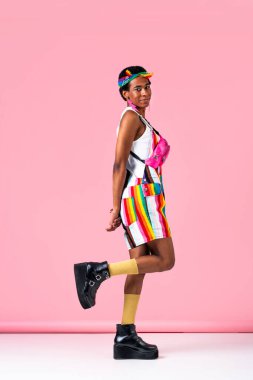 Akışkan cinsiyet Latin Latin asıllı adam stüdyoda şık kıyafetler, LGBTQ konseptleri, cinsiyetsiz ve çeşitlilikle poz veriyor.