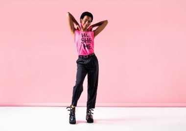 Akışkan cinsiyet Latin Latin asıllı adam stüdyoda şık kıyafetler, LGBTQ konseptleri, cinsiyetsiz ve çeşitlilikle poz veriyor.