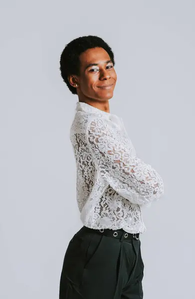 Hombre Negro Latino Hispano Género Fluido Posando Estudio Con Ropa — Foto de Stock
