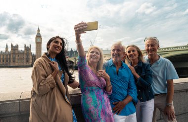 Londra 'nın ana kısımlarında, Westminster bölgesini ve St. James Park' ı ziyaret eden bir grup eski dost. Eski dostlar buluşması. Üçüncü yaş ve kıdem kavramları