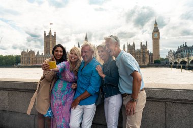 Londra 'nın ana kısımlarında, Westminster bölgesini ve St. James Park' ı ziyaret eden bir grup eski dost. Eski dostlar buluşması. Üçüncü yaş ve kıdem kavramları