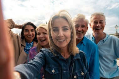 Londra 'nın ana kısımlarında, Westminster bölgesini ve St. James Park' ı ziyaret eden bir grup eski dost. Eski dostlar buluşması. Üçüncü yaş ve kıdem kavramları