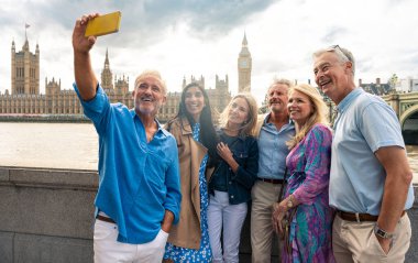 Londra 'nın ana kısımlarında, Westminster bölgesini ve St. James Park' ı ziyaret eden bir grup eski dost. Eski dostlar buluşması. Üçüncü yaş ve kıdem kavramları