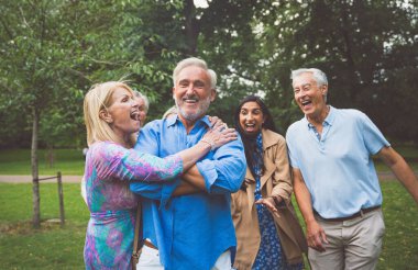 Londra 'nın ana kısımlarında, Westminster bölgesini ve St. James Park' ı ziyaret eden bir grup eski dost. Eski dostlar buluşması. Üçüncü yaş ve kıdem kavramları