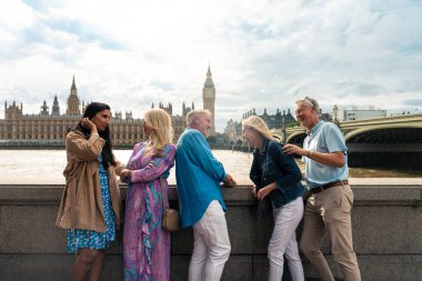 Londra 'nın ana kısımlarında, Westminster bölgesini ve St. James Park' ı ziyaret eden bir grup eski dost. Eski dostlar buluşması. Üçüncü yaş ve kıdem kavramları