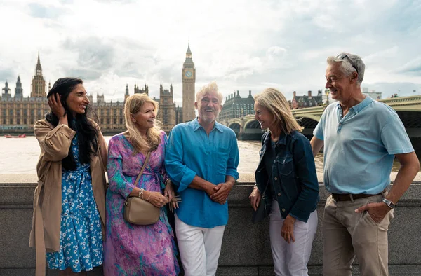 Skupina Starých Přátel Tráví Čas Spolu Hlavních Částech Londýna Návštěvě — Stock fotografie