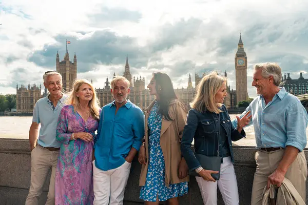 Grupo Viejos Amigos Pasando Tiempo Juntos Las Partes Principales Londres —  Fotos de Stock
