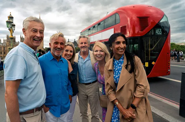 古い友人のグループは ロンドンの主要な部分で一緒に時間を過ごし ウェストミンスターエリアとセントジェームズパークを訪問します 古い仲間の再会 高齢者に関するコンセプト — ストック写真