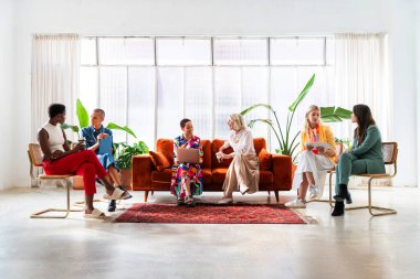 Ofiste buluşan kendine güvenen güzel iş kadınlarından oluşan bir grup çok yönlü kadın yaratıcı ekip iş yerinde beyin fırtınası yapıyorlar.