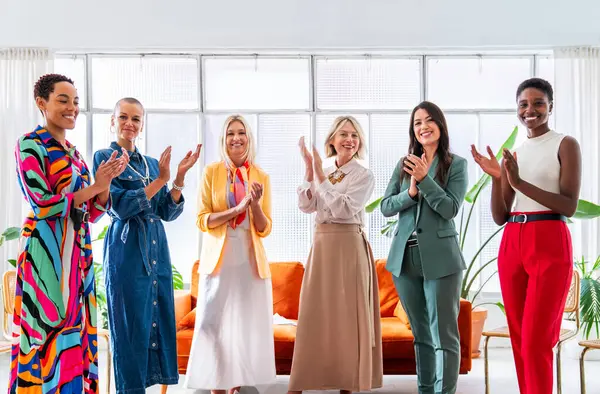 Grupa Pięknych Pewnych Siebie Kobiet Biznesu Spotkanie Biurze Multiethinc Kobiet — Zdjęcie stockowe
