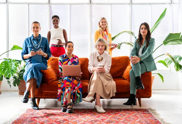 Ofiste Buluşan Kendine Güvenen Güzel Kadınlarından Oluşan Bir Grup Çok — Stok fotoğraf