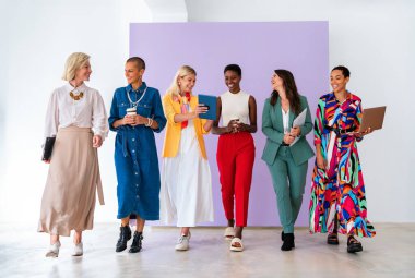 Ofiste buluşan kendine güvenen güzel iş kadınlarından oluşan bir grup çok yönlü kadın yaratıcı ekip iş yerinde beyin fırtınası yapıyorlar.