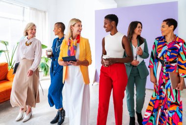 Ofiste buluşan kendine güvenen güzel iş kadınlarından oluşan bir grup çok yönlü kadın yaratıcı ekip iş yerinde beyin fırtınası yapıyorlar.