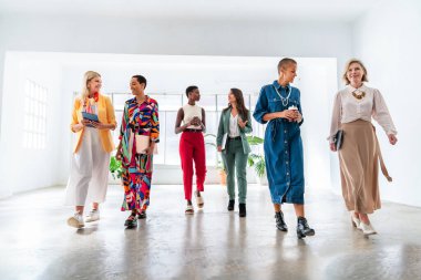 Ofiste buluşan kendine güvenen güzel iş kadınlarından oluşan bir grup çok yönlü kadın yaratıcı ekip iş yerinde beyin fırtınası yapıyorlar.