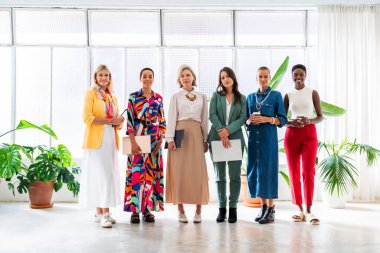 Ofiste buluşan kendine güvenen güzel iş kadınlarından oluşan bir grup çok yönlü kadın yaratıcı ekip iş yerinde beyin fırtınası yapıyorlar.