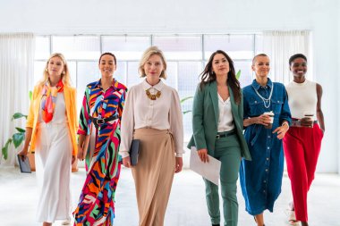 Ofiste buluşan kendine güvenen güzel iş kadınlarından oluşan bir grup çok yönlü kadın yaratıcı ekip iş yerinde beyin fırtınası yapıyorlar.