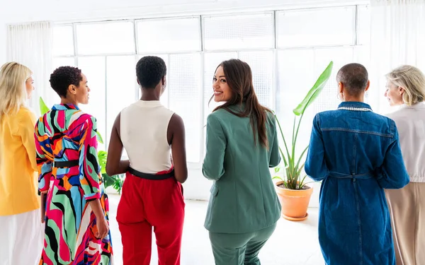 Ομάδα Όμορφων Γυναικών Αυτοπεποίθηση Που Συναντιούνται Στο Γραφείο Multiethinc Female — Φωτογραφία Αρχείου