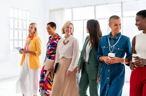 Gruppe Schöner Selbstbewusster Geschäftsfrauen Trifft Sich Büro Multiethinc Weibliches Kreatives — Stockfoto
