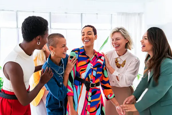 Grupp Vackra Självsäkra Affärskvinnor Möts Kontoret Multietinsk Kvinnlig Kreativ Team — Stockfoto