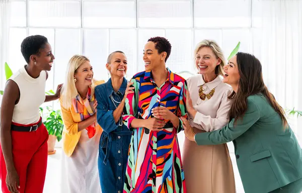 Gruppe Schöner Selbstbewusster Geschäftsfrauen Trifft Sich Büro Multiethinc Weibliches Kreatives — Stockfoto