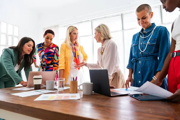 Skupina Krásných Sebevědomých Podnikatelek Setkávání Kanceláři Multiethinc Ženský Kreativní Tým — Stock fotografie