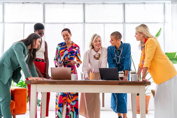 Grupo Belas Mulheres Negócios Confiantes Que Reúnem Escritório Equipe Criativa — Fotografia de Stock