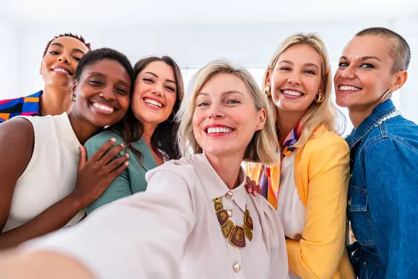 Grupp Vackra Självsäkra Affärskvinnor Möts Kontoret Multietinsk Kvinnlig Kreativ Team — Stockfoto