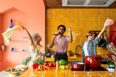 Evde kaynaşan arkadaş grubu, LGBTQ ve çeşitlilik kavramları - homoseksüel çift ve akışkan cinsiyet ayrımcılığı yapmayan, çapraz giyimli genç adam dairede eğleniyor, LGBT insanları kavramları