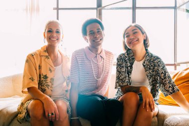 Evde kaynaşan arkadaş grubu, LGBTQ ve çeşitlilik kavramları - homoseksüel çift ve akışkan cinsiyet ayrımcılığı yapmayan, çapraz giyimli genç adam dairede eğleniyor, LGBT insanları kavramları