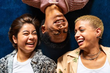 Evde kaynaşan arkadaş grubu, LGBTQ ve çeşitlilik kavramları - homoseksüel çift ve akışkan cinsiyet ayrımcılığı yapmayan, çapraz giyimli genç adam dairede eğleniyor, LGBT insanları kavramları