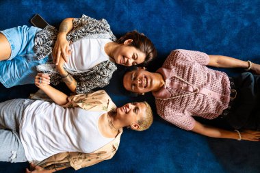 Evde kaynaşan arkadaş grubu, LGBTQ ve çeşitlilik kavramları - homoseksüel çift ve akışkan cinsiyet ayrımcılığı yapmayan, çapraz giyimli genç adam dairede eğleniyor, LGBT insanları kavramları