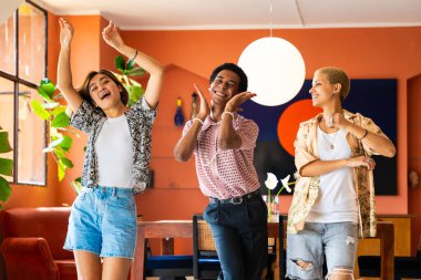 Evde kaynaşan arkadaş grubu, LGBTQ ve çeşitlilik kavramları - homoseksüel çift ve akışkan cinsiyet ayrımcılığı yapmayan, çapraz giyimli genç adam dairede eğleniyor, LGBT insanları kavramları