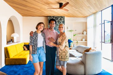 Evde kaynaşan arkadaş grubu, LGBTQ ve çeşitlilik kavramları - homoseksüel çift ve akışkan cinsiyet ayrımcılığı yapmayan, çapraz giyimli genç adam dairede eğleniyor, LGBT insanları kavramları