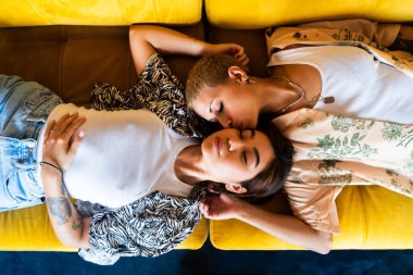 Evde homoseksüel Leasbiyen çiftlerin bağ kurması, LGBTQ ve çeşitlilik kavramları - güzel lezbiyen çift aşıklar birlikte vakit geçiriyor, LGBT insanları kavramı