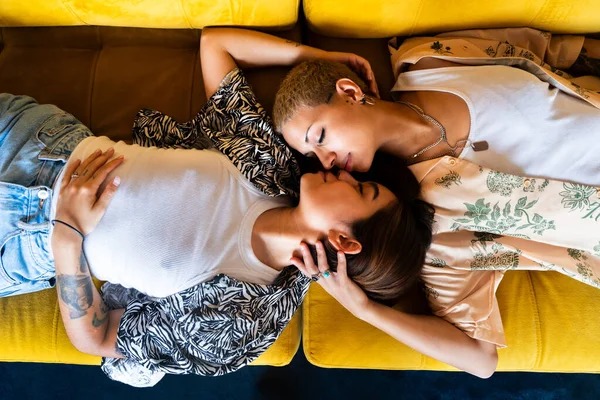 Homoseksuele Leasbian Paar Bonding Thuis Lgbtq Diversiteit Concepten Mooie Lesbische — Stockfoto
