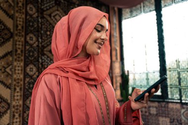 Arap geleneksel kafesinde renkli abaya giyen güzel bir kadın.