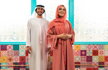 Emirati 'li genç bir çift geleneksel Arap kafesinde vakit geçiriyor. Kandura giyen kadın ve erkek Dubai 'den abaya sohbet ediyorlar..