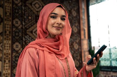 Arap geleneksel kafesinde renkli abaya giyen güzel bir kadın.