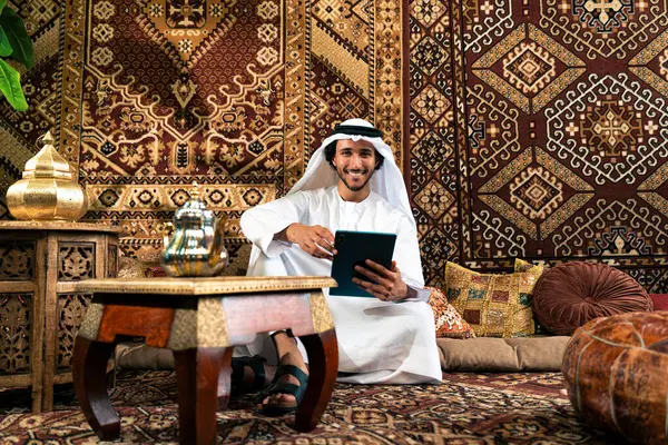 Man Emirati Wearing Kandura Outfit Spending Time Arabian Traditional House — Stock Photo, Image
