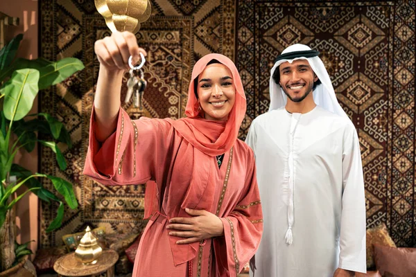 Fiatal Pár Emiratiból Egy Arab Hagyományos Kávézóban Tölti Idejét Férfiak — Stock Fotó