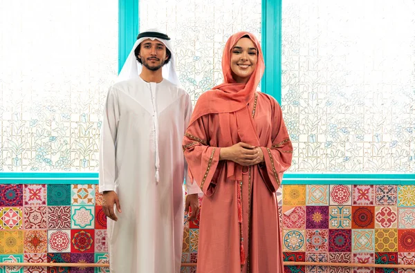 Emirati 'li genç bir çift geleneksel Arap kafesinde vakit geçiriyor. Kandura giyen kadın ve erkek Dubai 'den abaya sohbet ediyorlar..