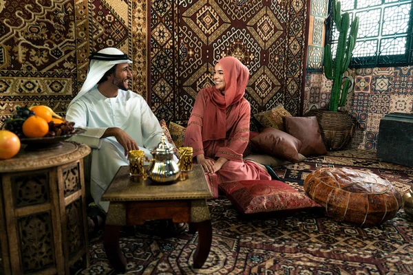 Jeune Couple Émirien Passe Temps Dans Café Arabe Traditionnel Homme — Photo